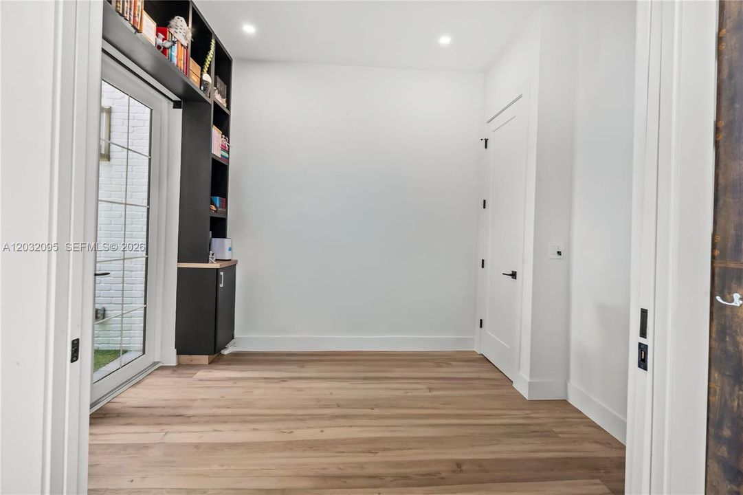 На продажу: $1,299,999 (5 спален, 3 ванн, 0 Квадратных фут)