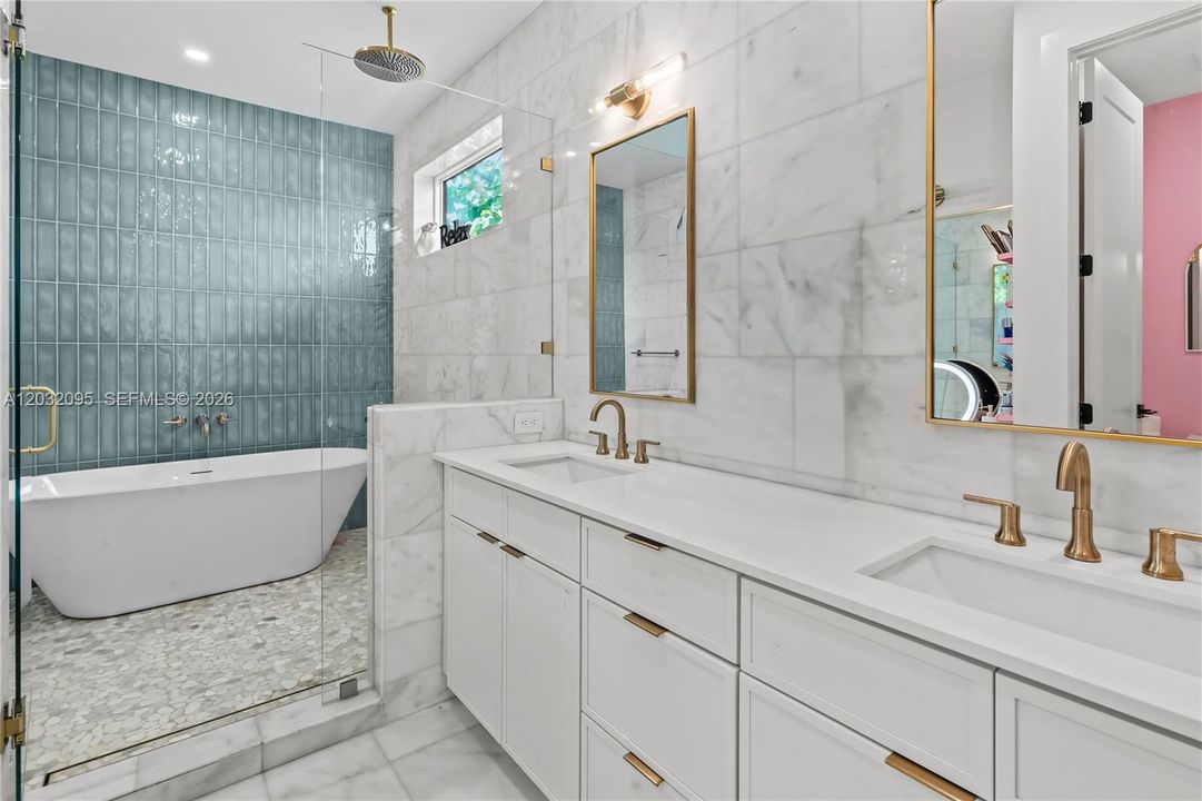 На продажу: $1,299,999 (5 спален, 3 ванн, 0 Квадратных фут)