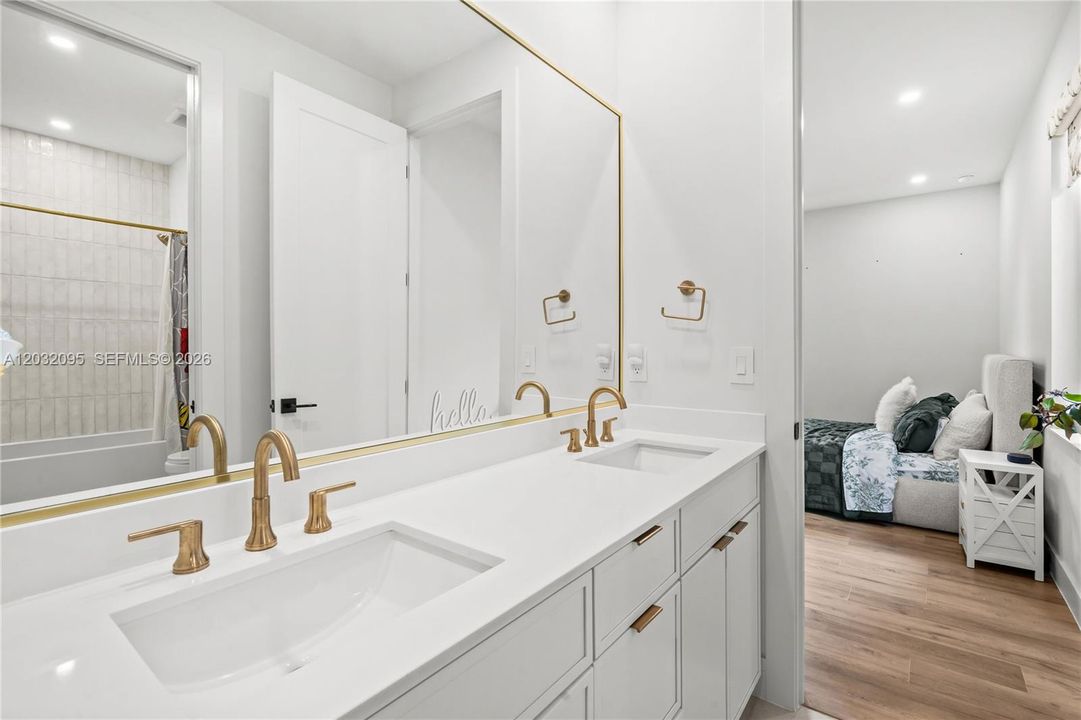 На продажу: $1,299,999 (5 спален, 3 ванн, 0 Квадратных фут)