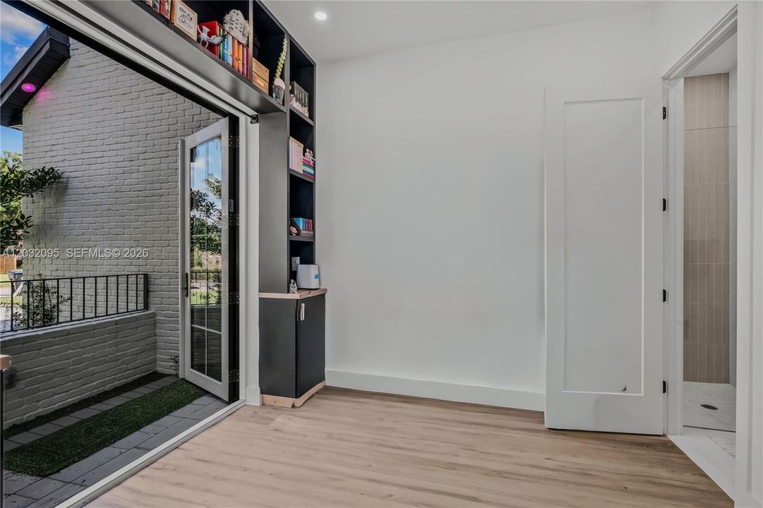 На продажу: $1,299,999 (5 спален, 3 ванн, 0 Квадратных фут)