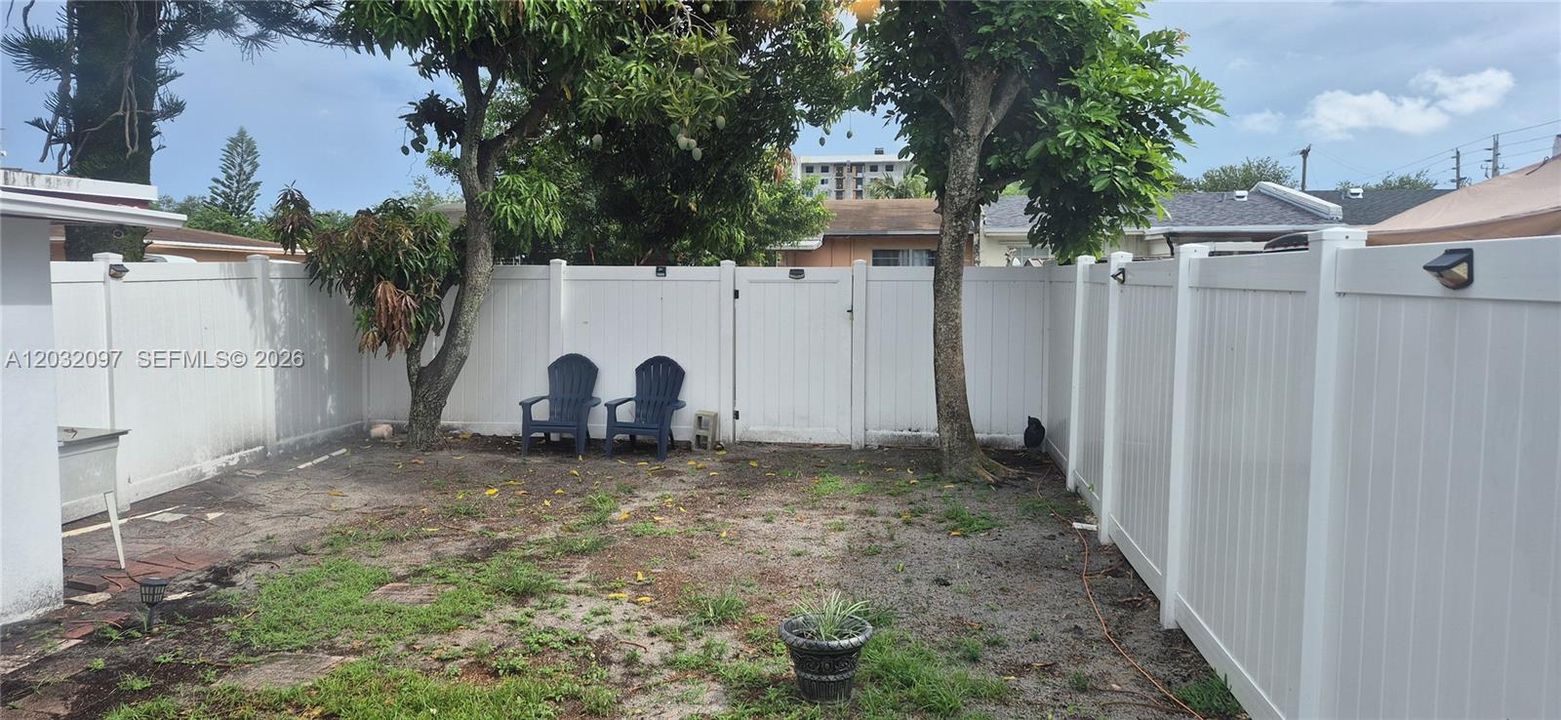 For Rent: $2,300 (2 beds, 1 baths, 822 Square Feet)