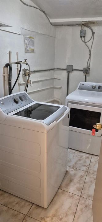 For Rent: $2,300 (2 beds, 1 baths, 822 Square Feet)