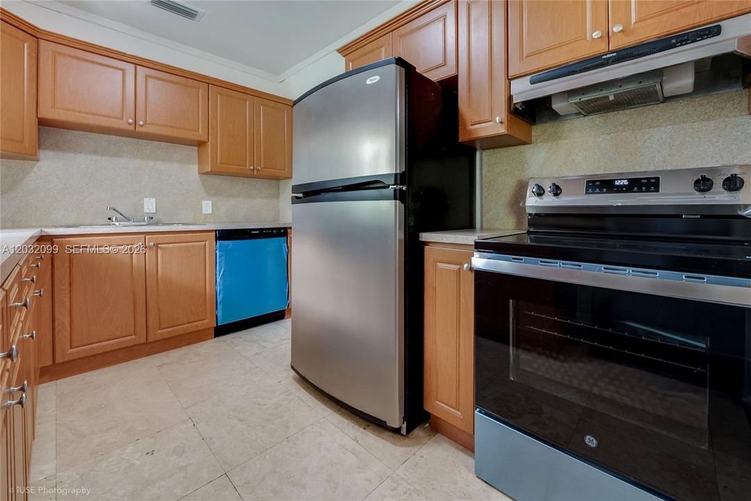 Kitchen with NEW APPLINACES!
