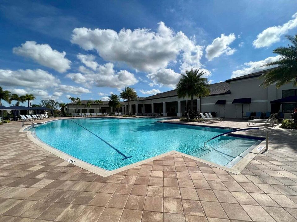Valencia Cay Amenities