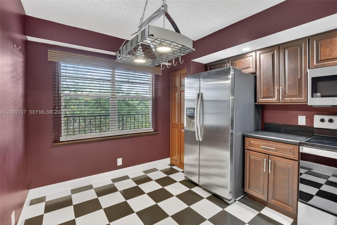 For Sale: $275,000 (2 beds, 2 baths, 1192 Square Feet)