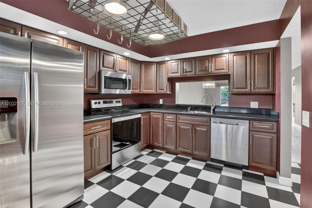 For Sale: $275,000 (2 beds, 2 baths, 1192 Square Feet)