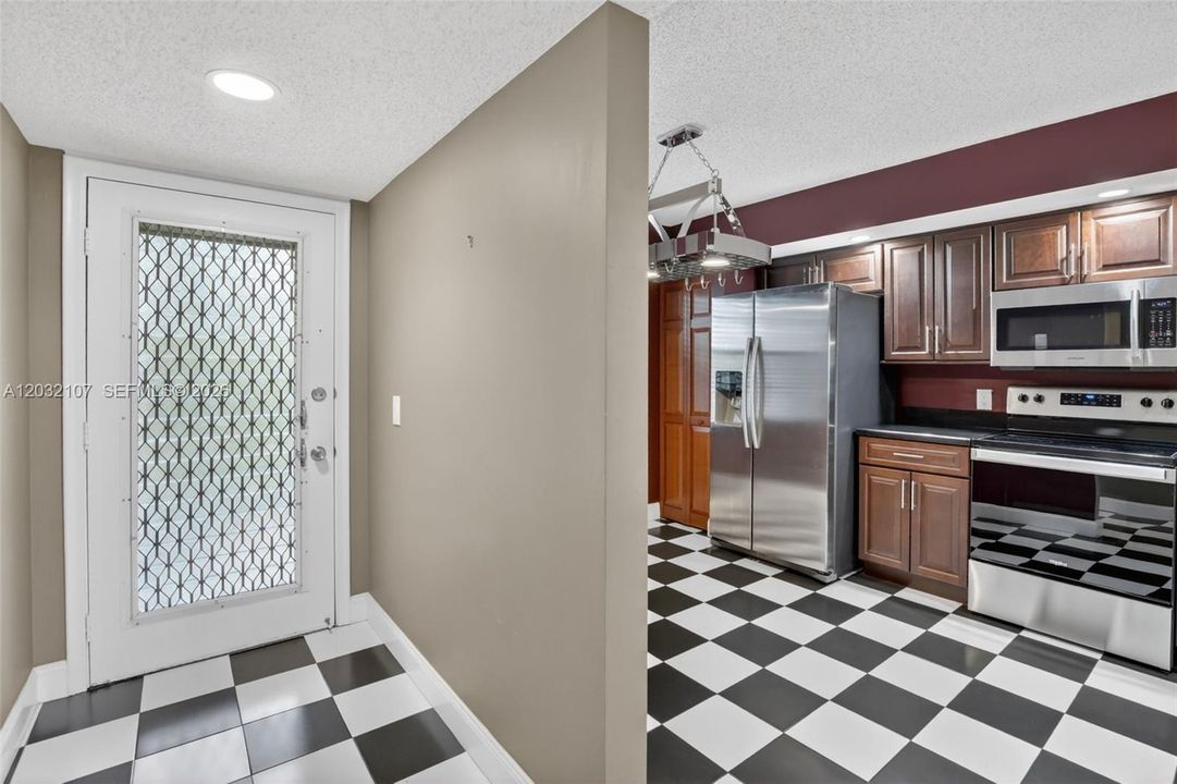 For Sale: $275,000 (2 beds, 2 baths, 1192 Square Feet)
