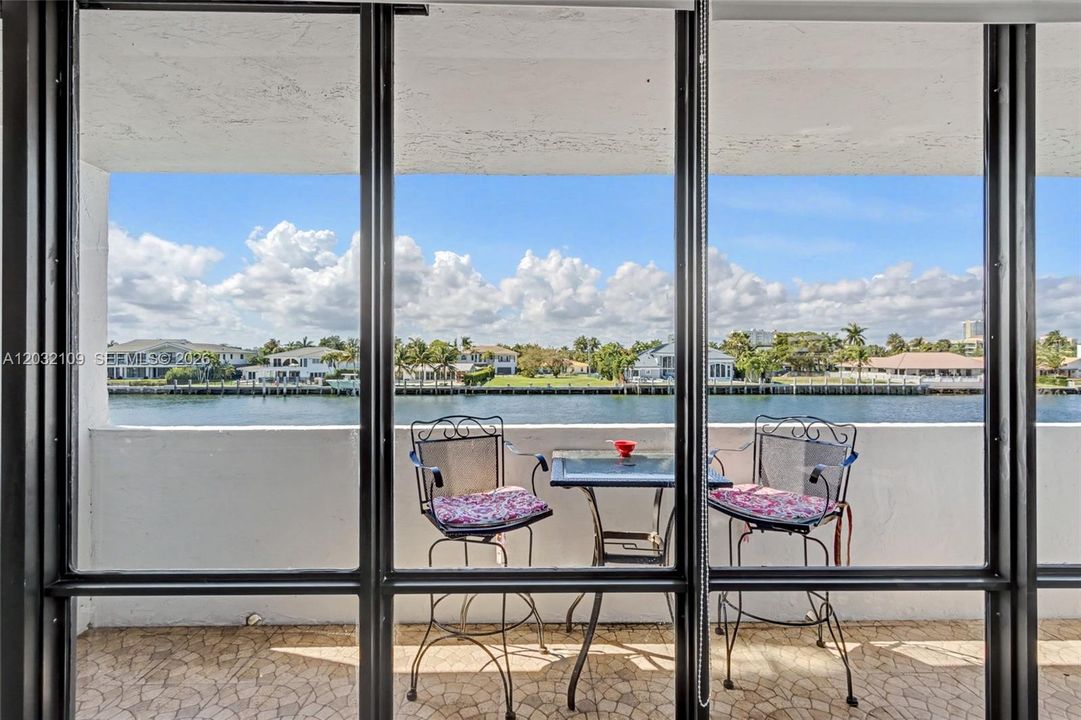 For Rent: $3,000 (2 beds, 2 baths, 1360 Square Feet)