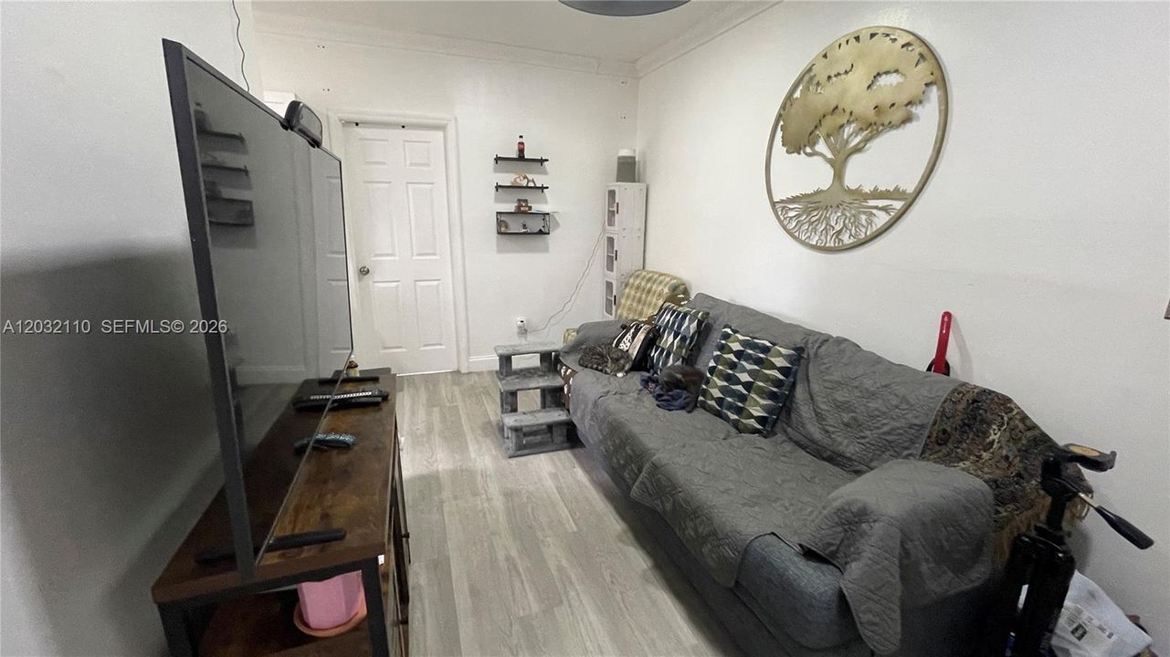 For Sale: $195,000 (2 beds, 1 baths, 715 Square Feet)