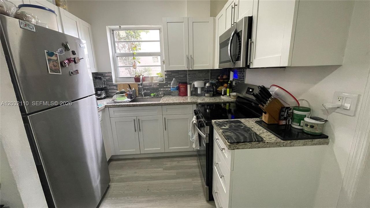 For Sale: $195,000 (2 beds, 1 baths, 715 Square Feet)