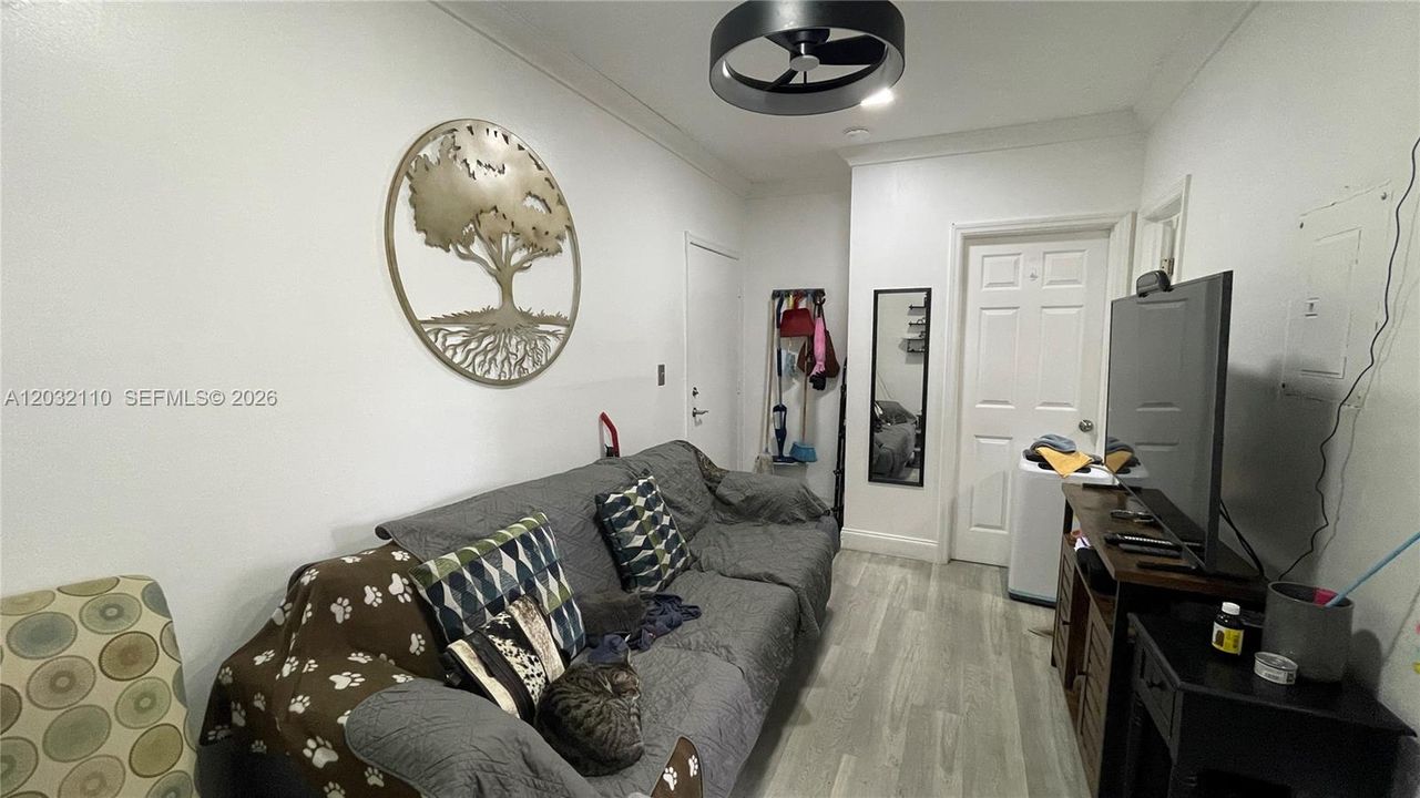 For Sale: $195,000 (2 beds, 1 baths, 715 Square Feet)
