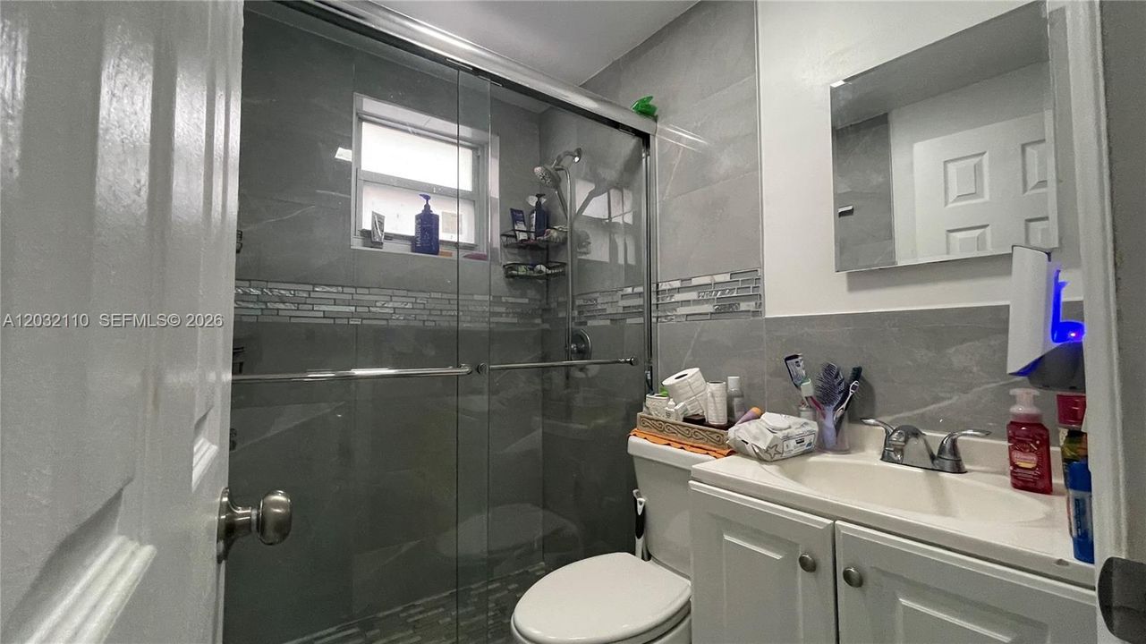For Sale: $195,000 (2 beds, 1 baths, 715 Square Feet)