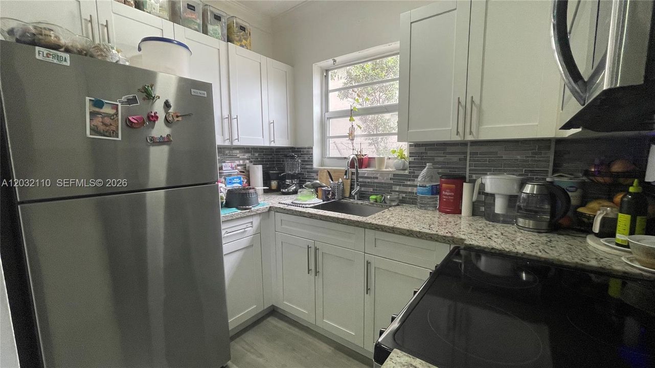For Sale: $195,000 (2 beds, 1 baths, 715 Square Feet)