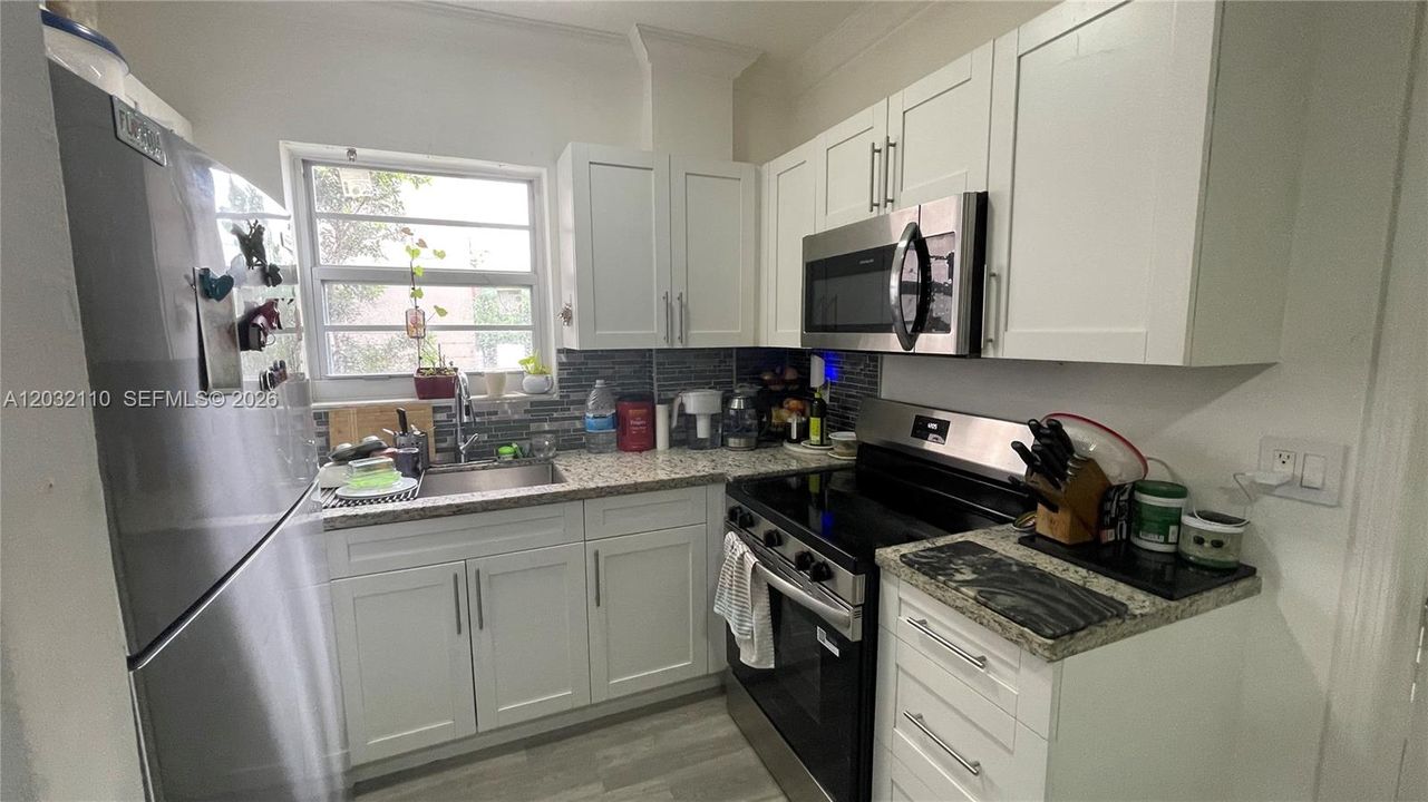 For Sale: $195,000 (2 beds, 1 baths, 715 Square Feet)