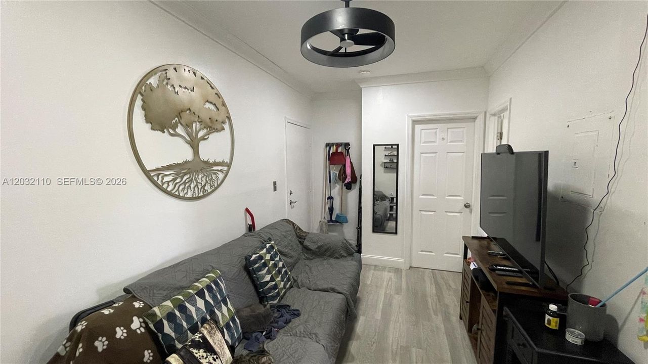 For Sale: $195,000 (2 beds, 1 baths, 715 Square Feet)