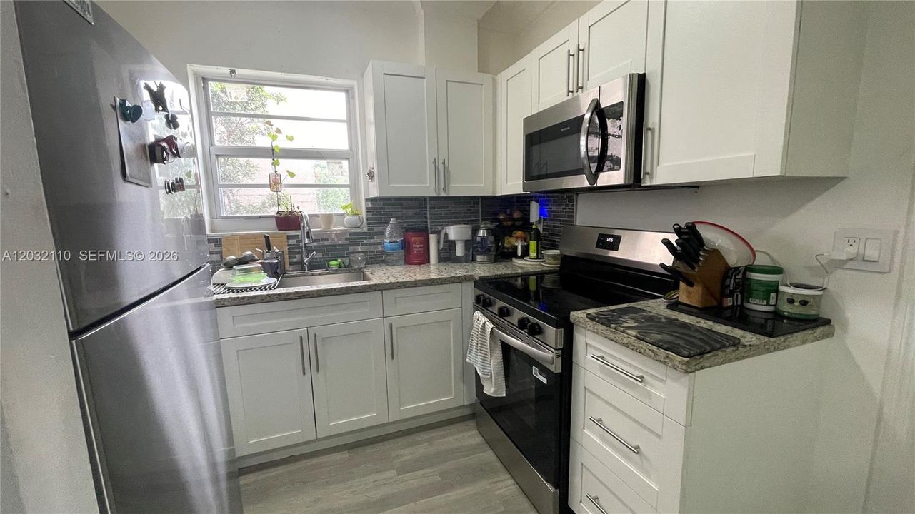 For Sale: $195,000 (2 beds, 1 baths, 715 Square Feet)