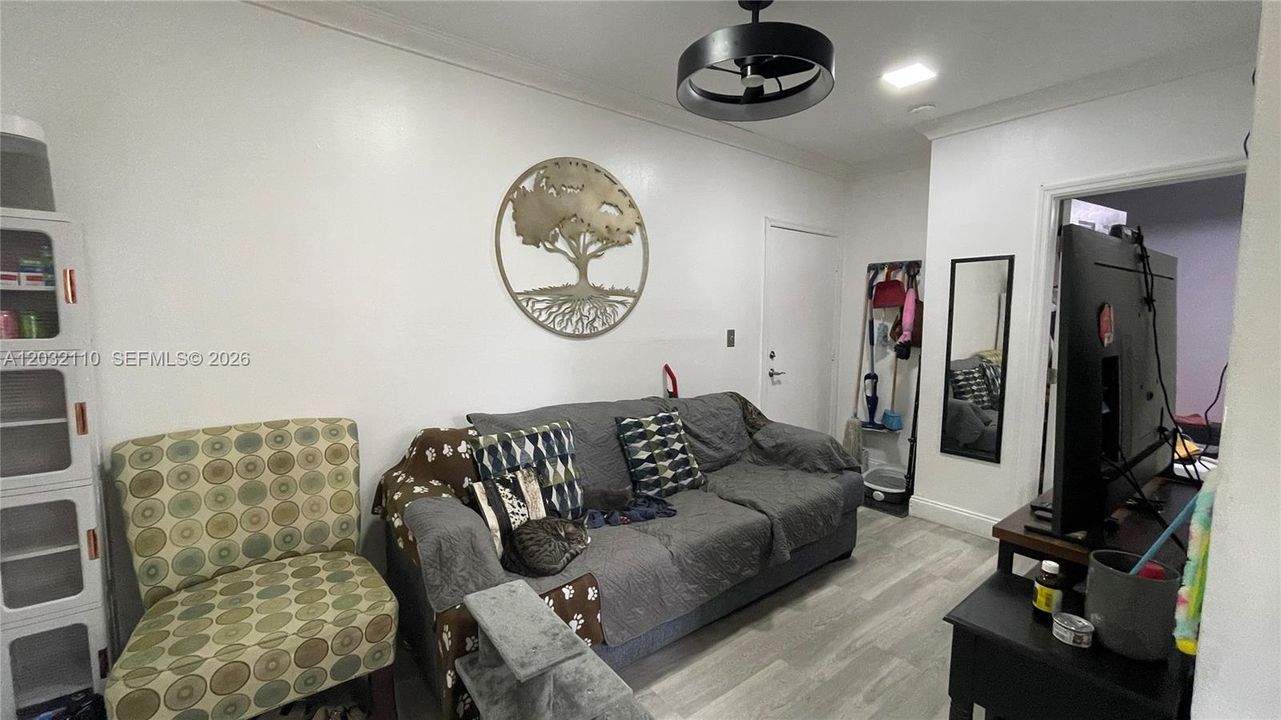 For Sale: $195,000 (2 beds, 1 baths, 715 Square Feet)