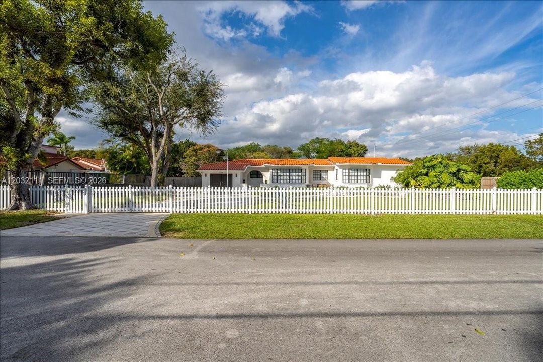 For Rent: $8,750 (5 beds, 4 baths, 3696 Square Feet)