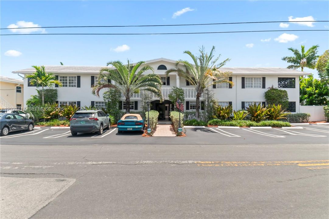 For Sale: $389,000 (2 beds, 2 baths, 942 Square Feet)