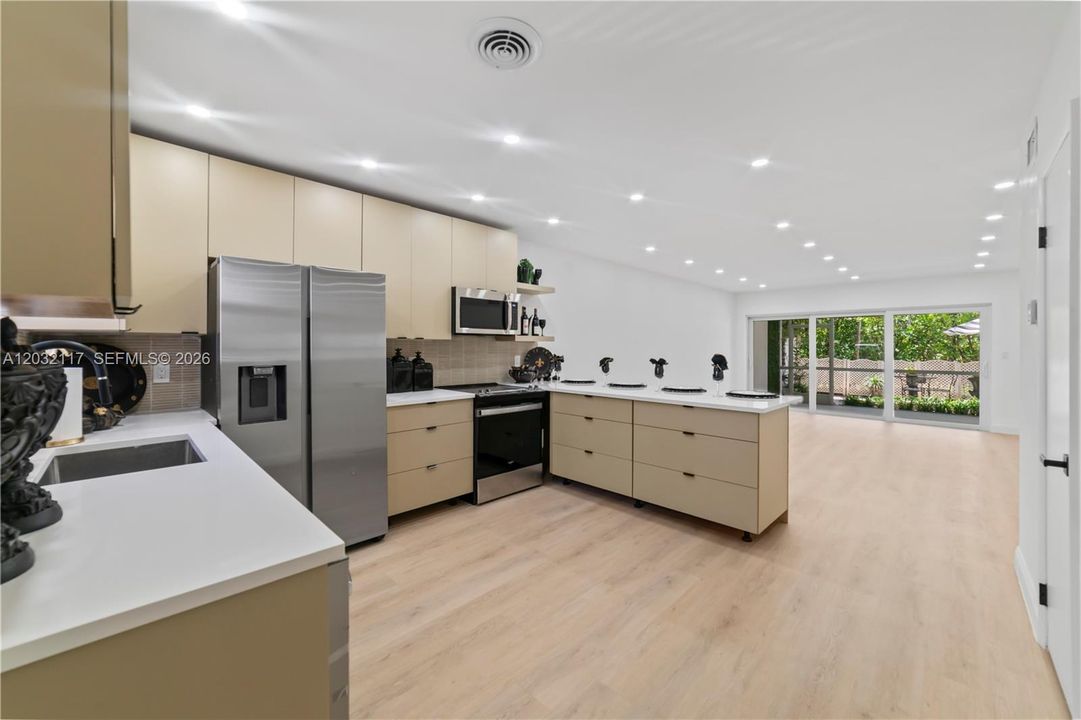For Sale: $389,000 (2 beds, 2 baths, 942 Square Feet)