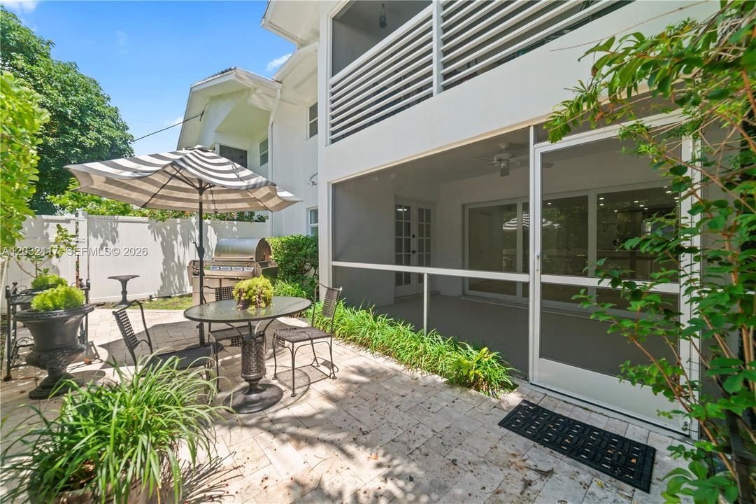 For Sale: $389,000 (2 beds, 2 baths, 942 Square Feet)