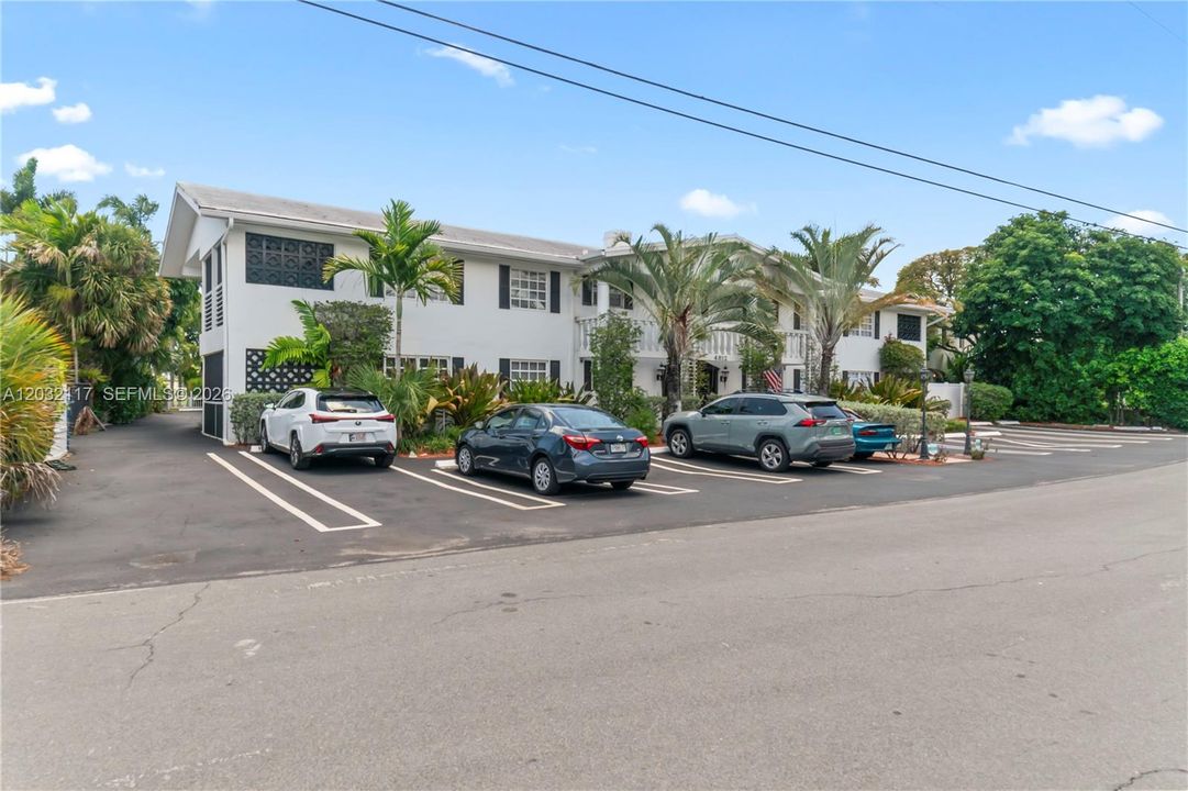 For Sale: $389,000 (2 beds, 2 baths, 942 Square Feet)