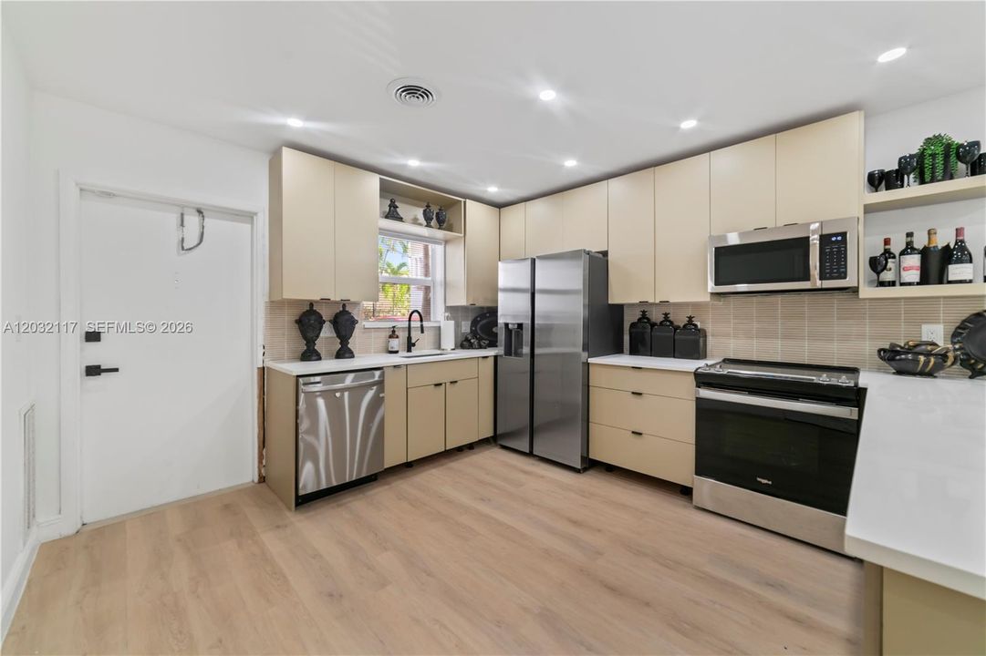 For Sale: $389,000 (2 beds, 2 baths, 942 Square Feet)