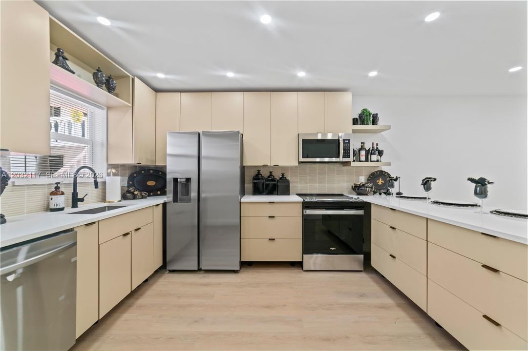 For Sale: $389,000 (2 beds, 2 baths, 942 Square Feet)