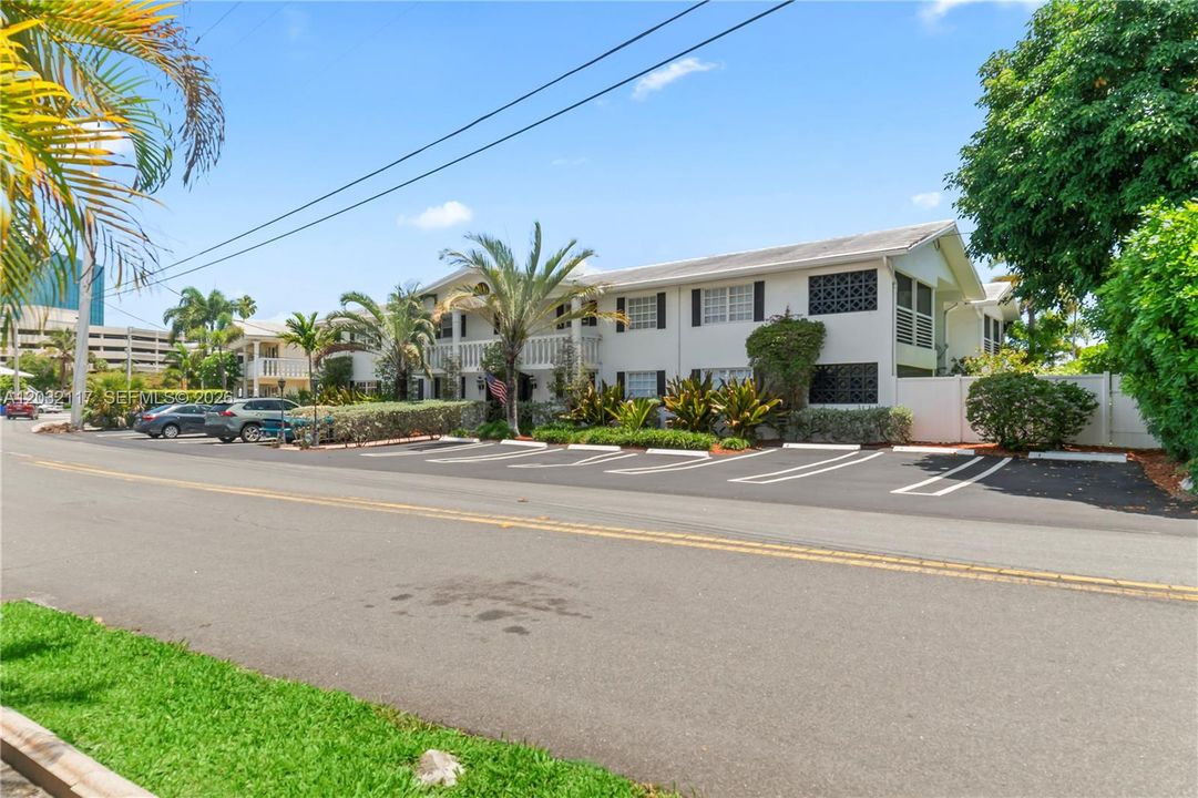 For Sale: $389,000 (2 beds, 2 baths, 942 Square Feet)