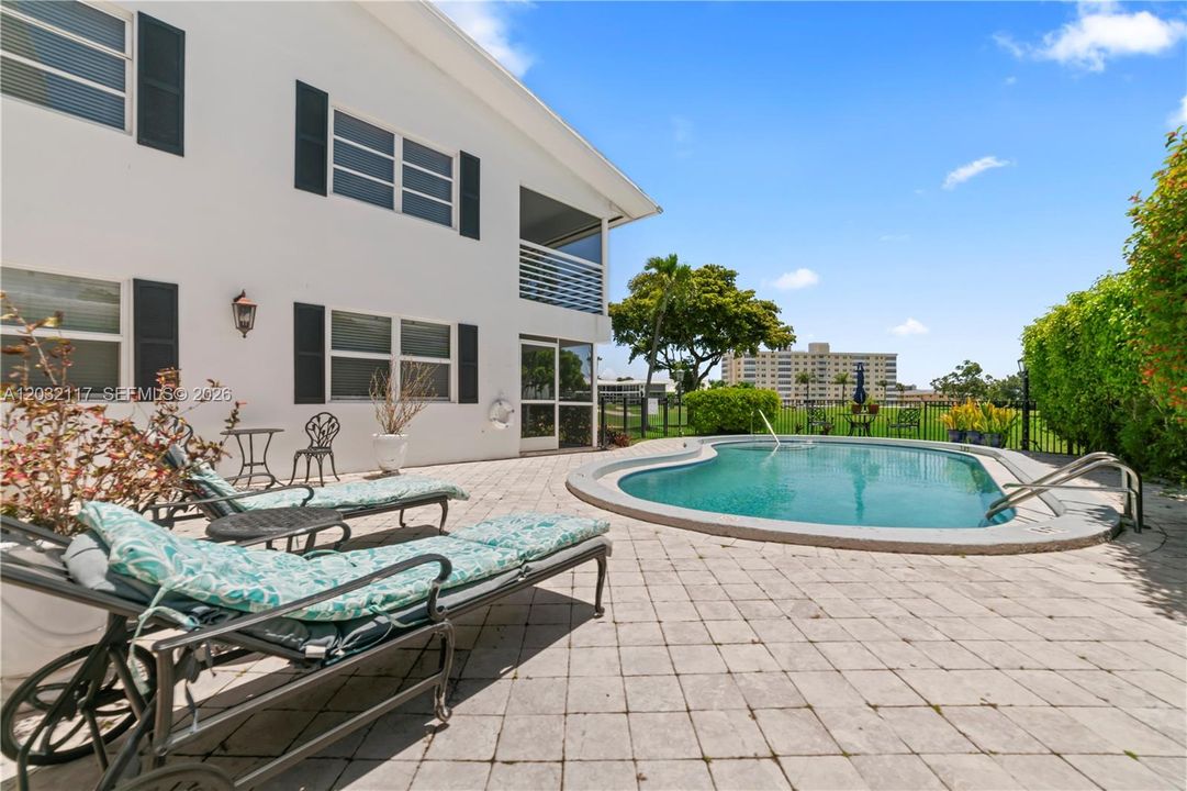 For Sale: $389,000 (2 beds, 2 baths, 942 Square Feet)