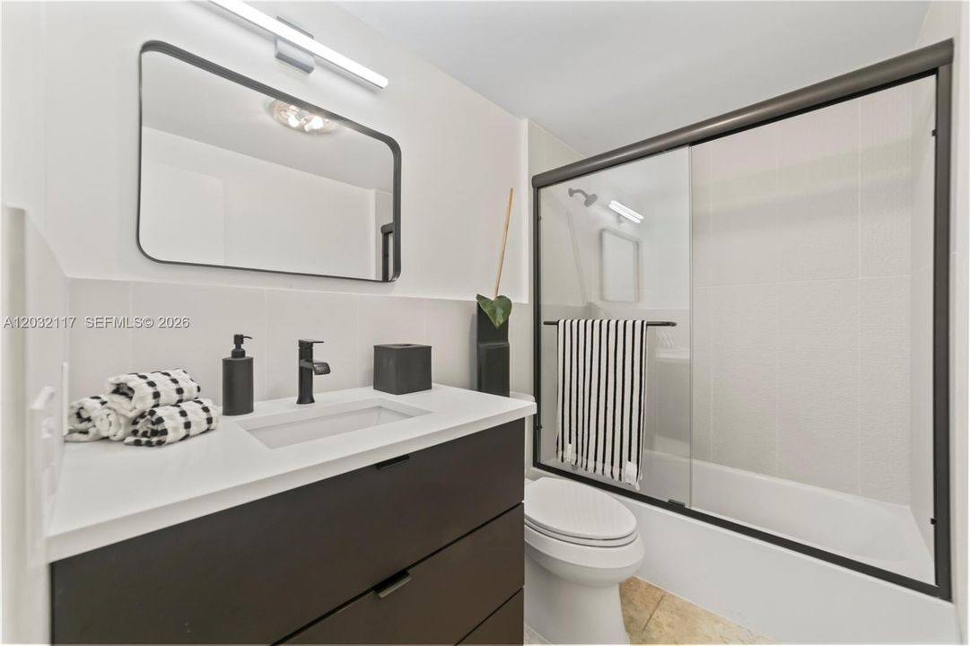 Bath for 2nd bedroom and guests