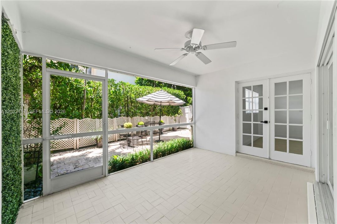 For Sale: $389,000 (2 beds, 2 baths, 942 Square Feet)