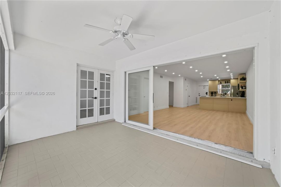 For Sale: $389,000 (2 beds, 2 baths, 942 Square Feet)