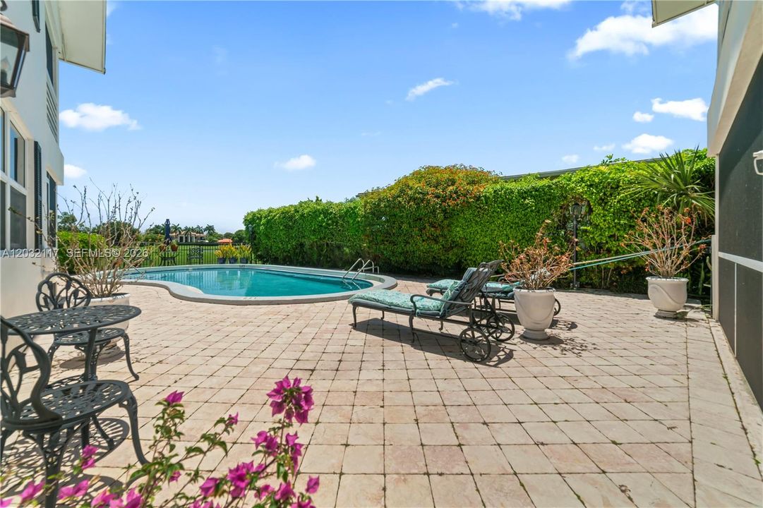 For Sale: $389,000 (2 beds, 2 baths, 942 Square Feet)