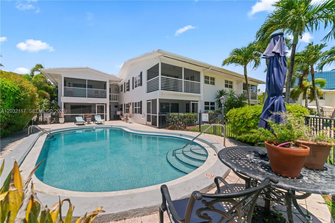 For Sale: $389,000 (2 beds, 2 baths, 942 Square Feet)