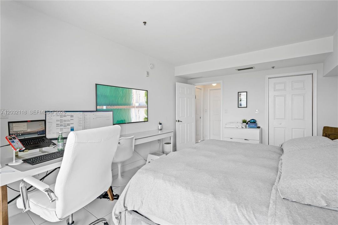For Rent: $2,700 (1 beds, 1 baths, 939 Square Feet)