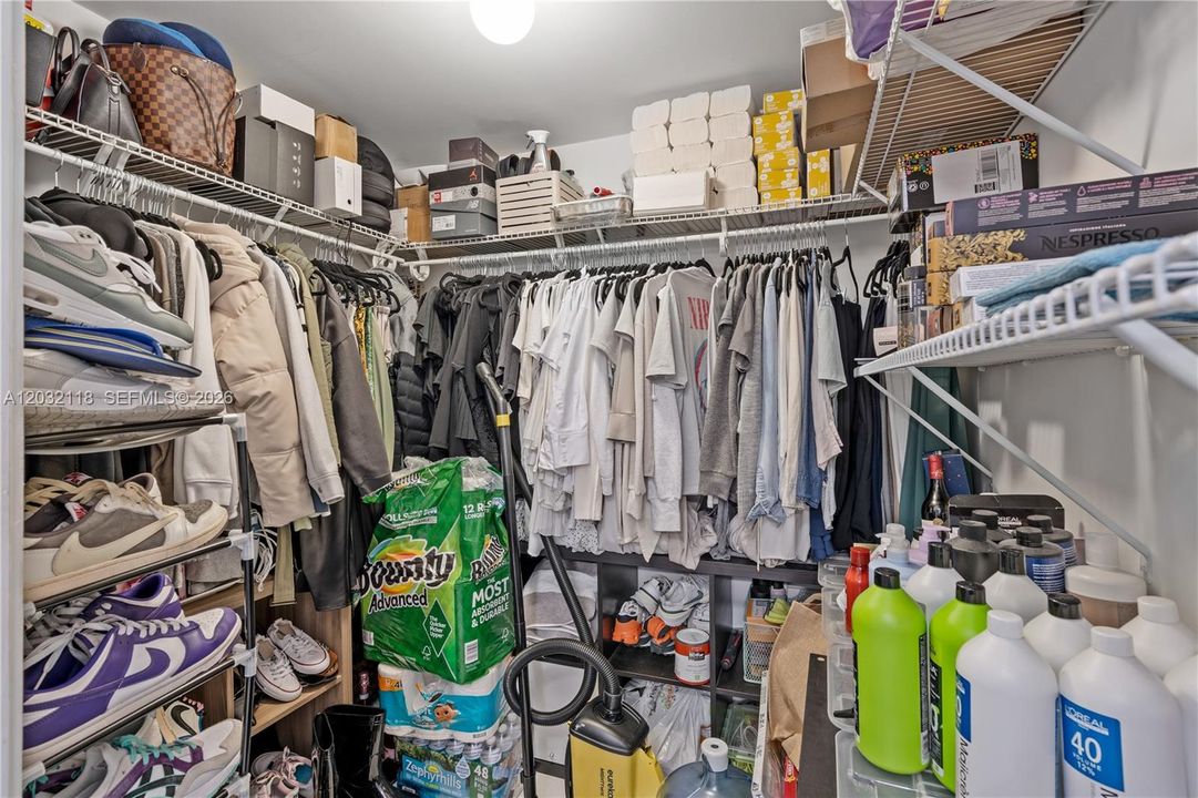 For Rent: $2,700 (1 beds, 1 baths, 939 Square Feet)