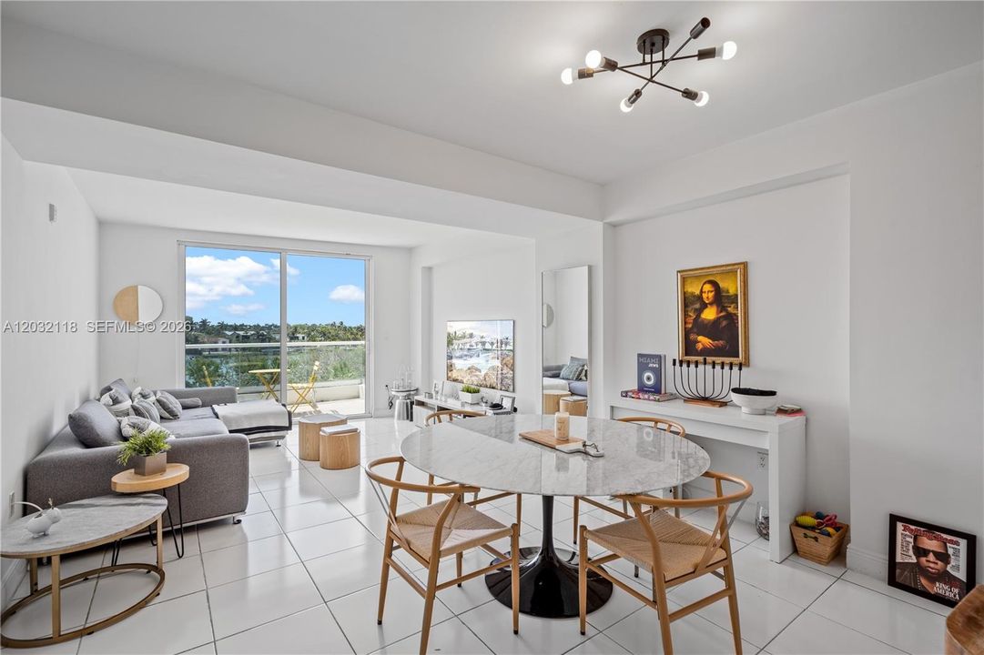 For Rent: $2,700 (1 beds, 1 baths, 939 Square Feet)