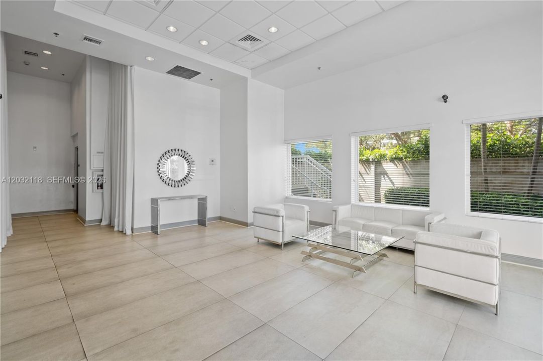 For Rent: $2,700 (1 beds, 1 baths, 939 Square Feet)