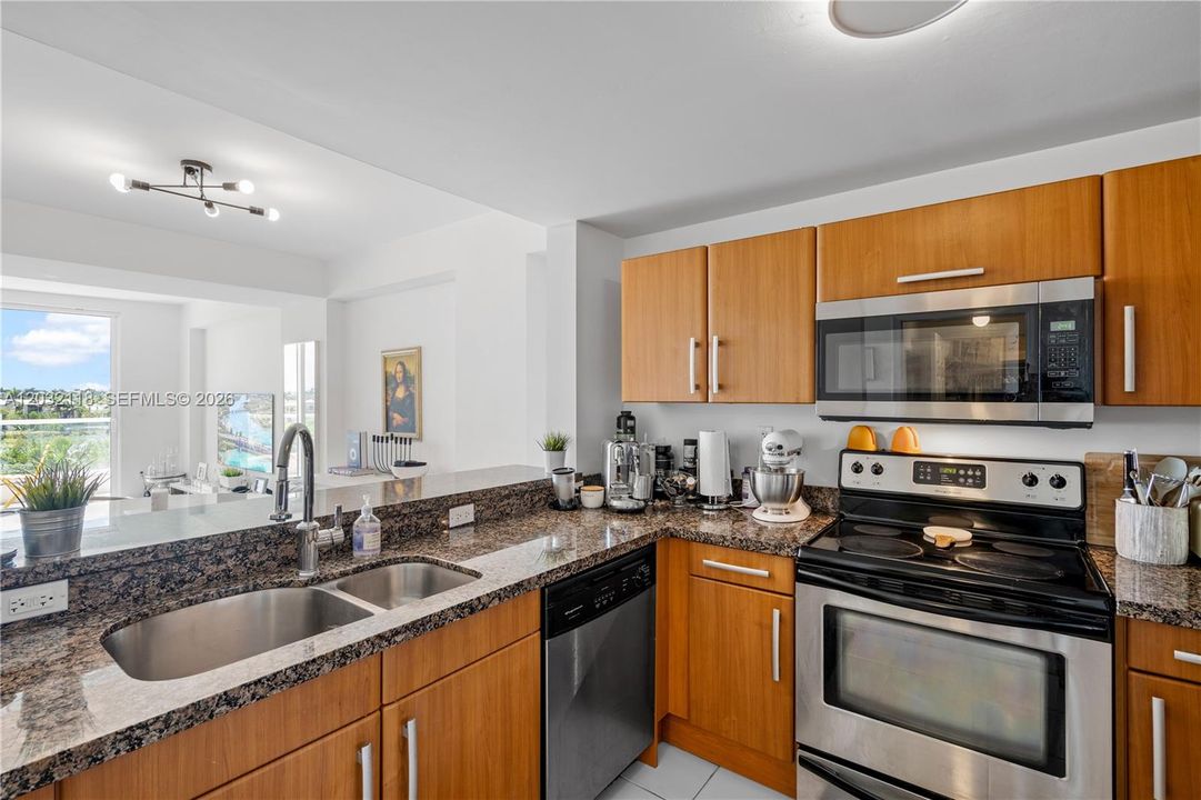 For Rent: $2,700 (1 beds, 1 baths, 939 Square Feet)