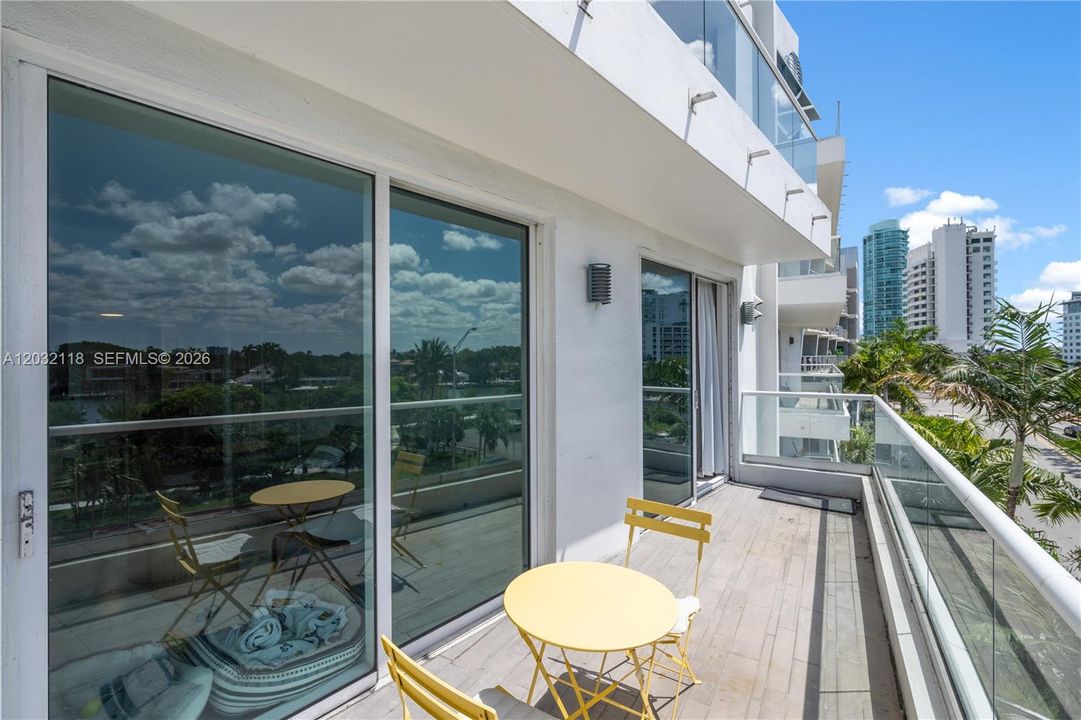 For Rent: $2,700 (1 beds, 1 baths, 939 Square Feet)