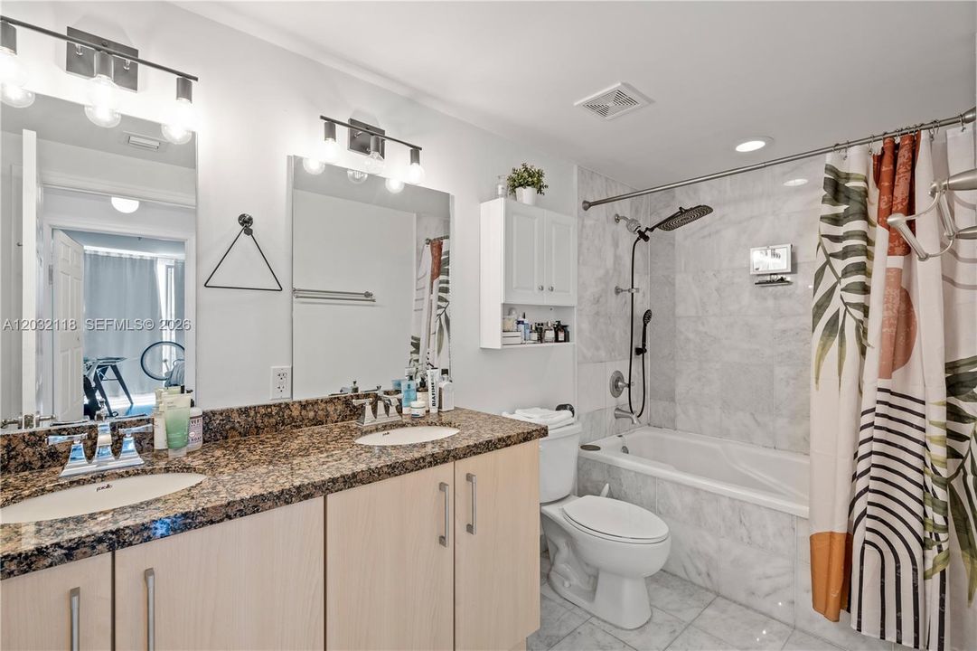 For Rent: $2,700 (1 beds, 1 baths, 939 Square Feet)