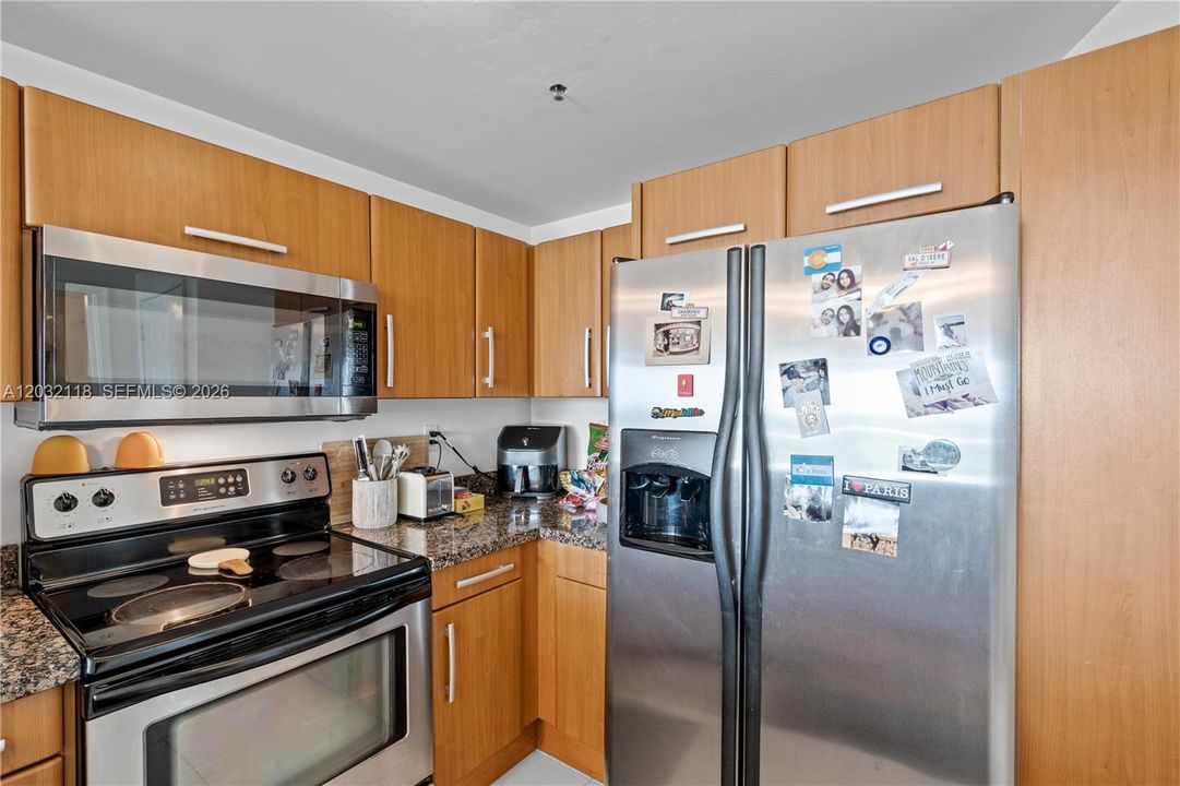 For Rent: $2,700 (1 beds, 1 baths, 939 Square Feet)