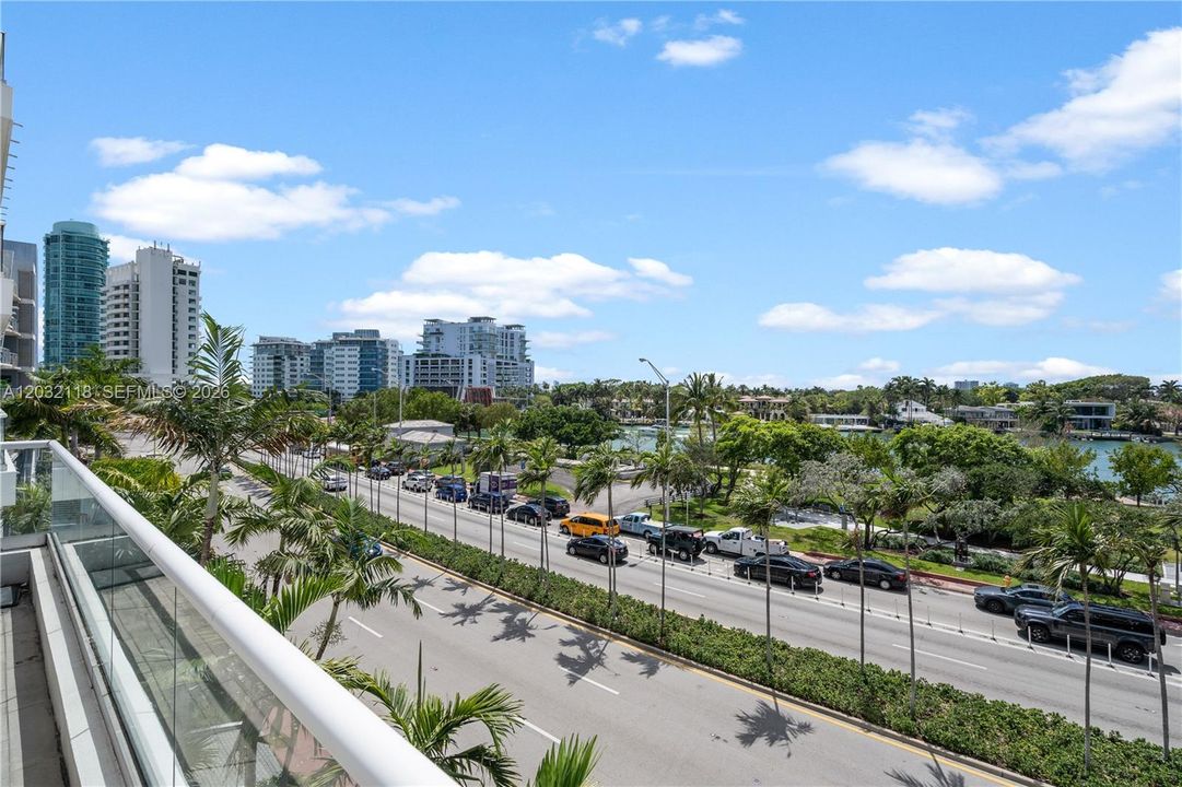 For Rent: $2,700 (1 beds, 1 baths, 939 Square Feet)