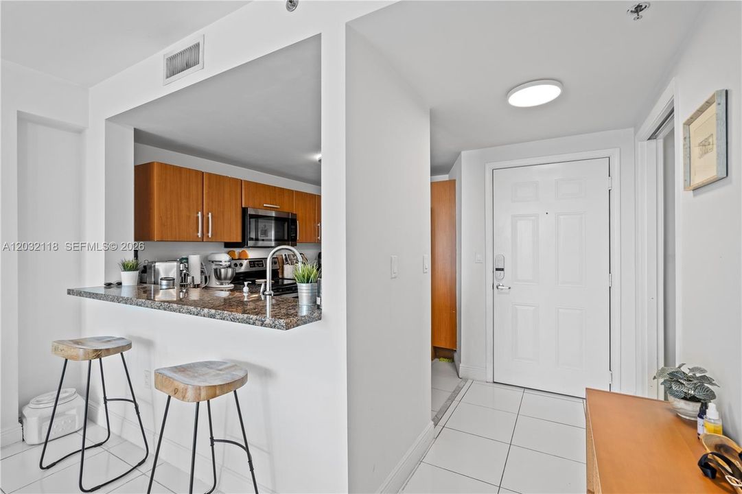For Rent: $2,700 (1 beds, 1 baths, 939 Square Feet)