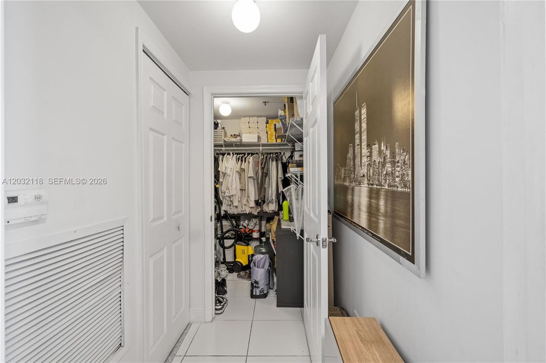 For Rent: $2,700 (1 beds, 1 baths, 939 Square Feet)