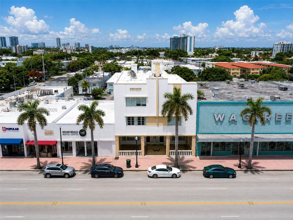 For Sale: $299,000 (1 beds, 1 baths, 405 Square Feet)