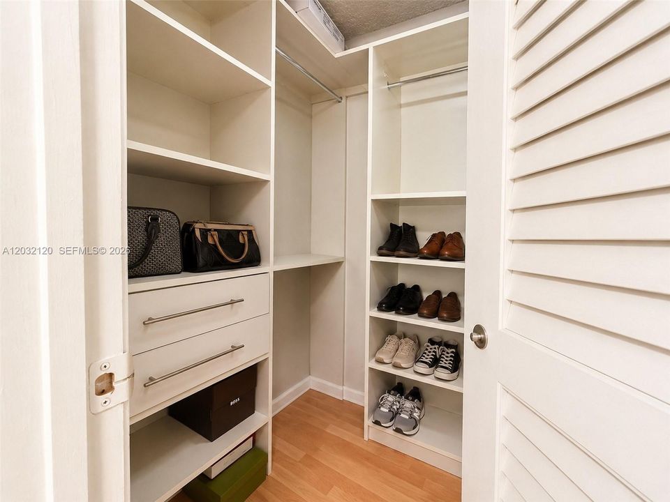 For Sale: $299,000 (1 beds, 1 baths, 405 Square Feet)