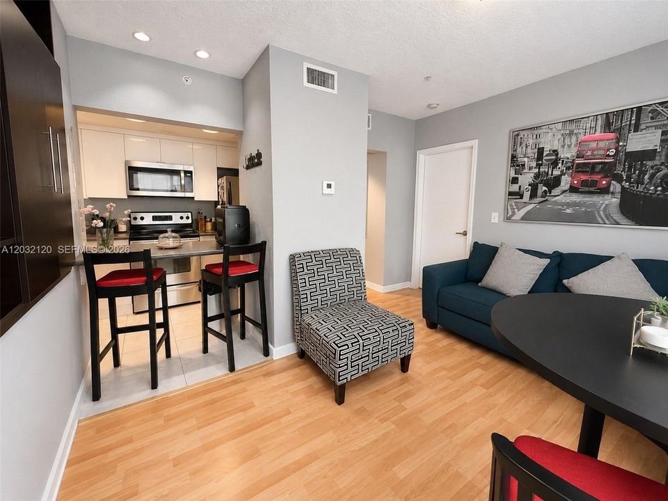 For Sale: $299,000 (1 beds, 1 baths, 405 Square Feet)