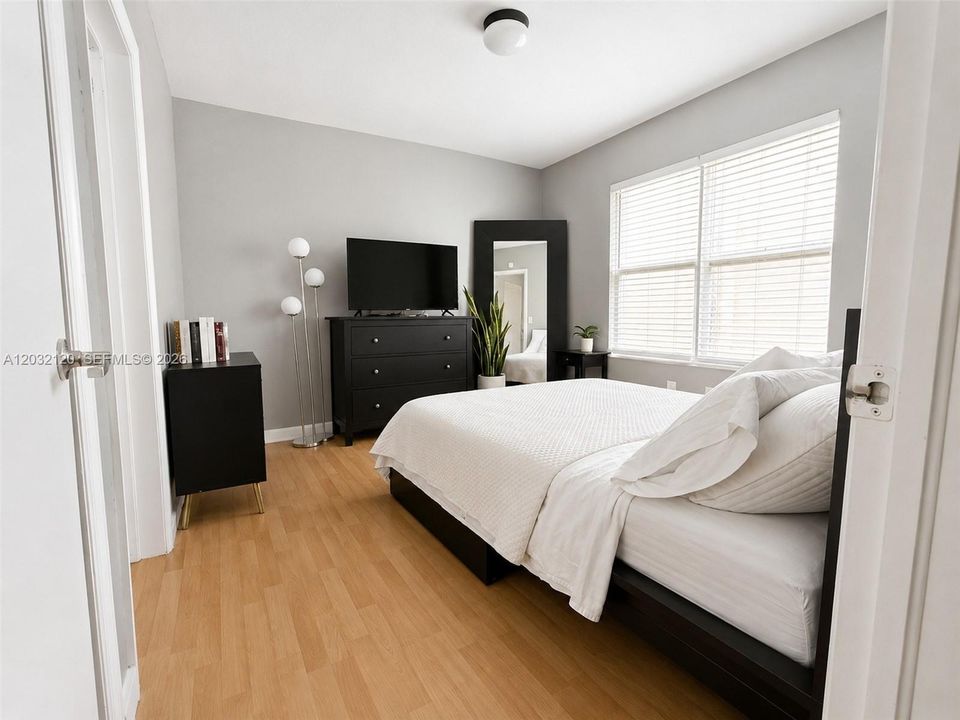 For Sale: $299,000 (1 beds, 1 baths, 405 Square Feet)
